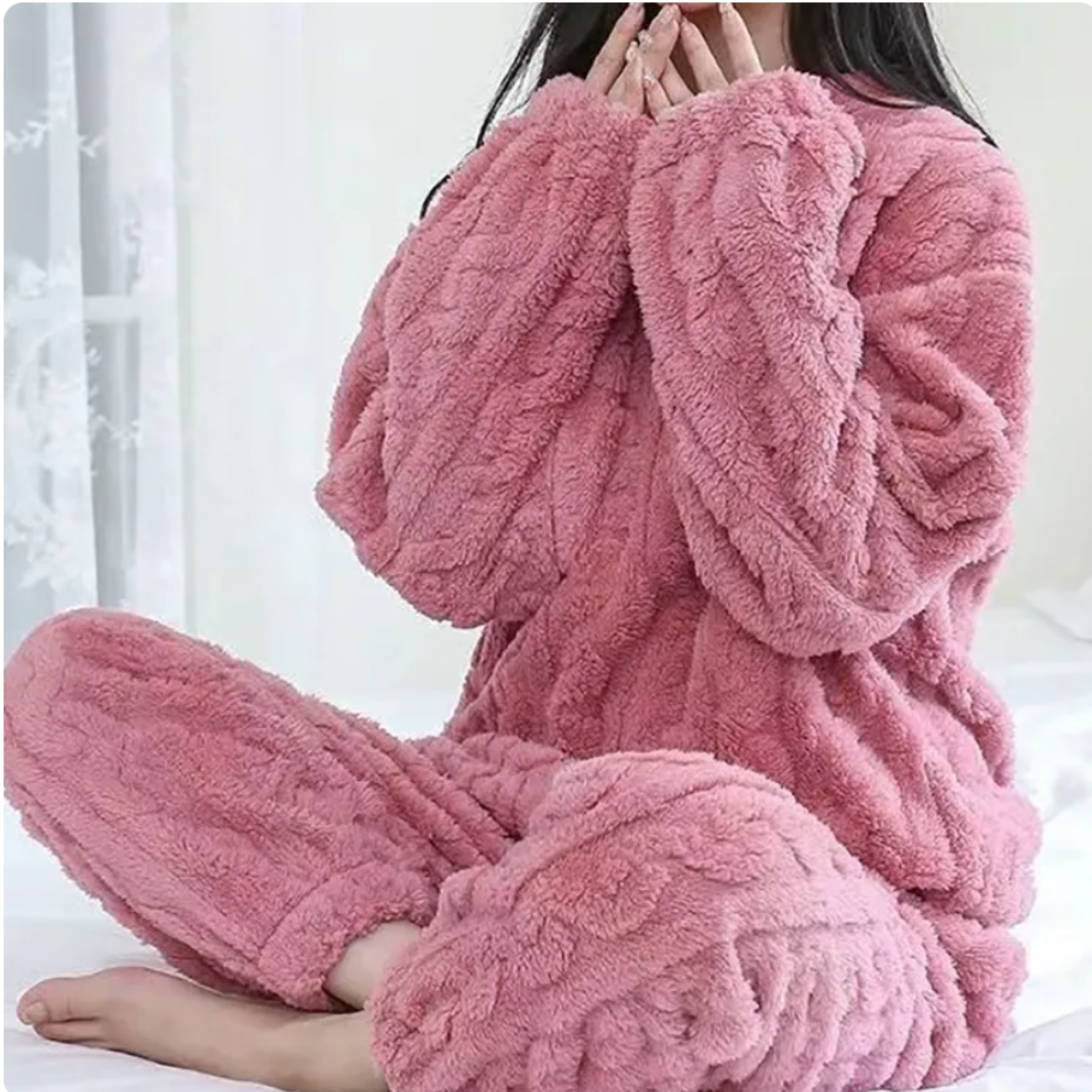 Fluffy Pyjamaset - Knus de winter door!